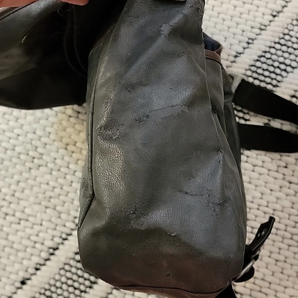 Tumi Messenger